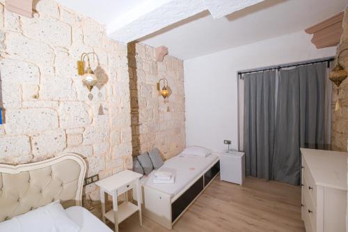 Postel nebo postele na pokoji v ubytování Kybele Suites Alaçatı