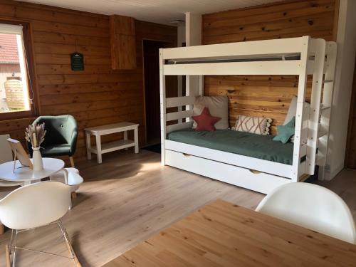 Un pat sau paturi într-o cameră la Chalet à Gérardmer - Vue montagne - Calme & Paisible