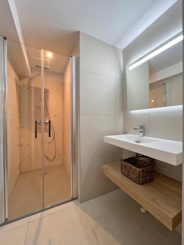 une salle de bain avec un lavabo et une douche dans l'établissement Premium surf lodge, à Capbreton