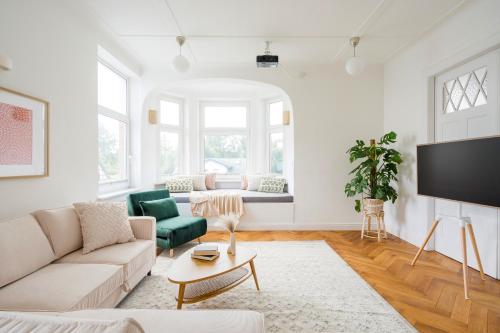 TV a/nebo společenská místnost v ubytování Modern Boho auf 145qm, 9 Gäste, Strandnah & Familienfreundlich