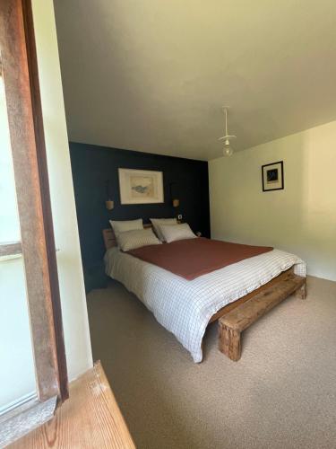 une chambre avec un grand lit dans une pièce dans l'établissement Chez la ptite famille, à Saint-Didier-sur-Doulon