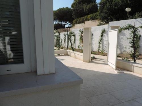 a white wall with two doors in a building at Luna D'Argento in Leporano Marina