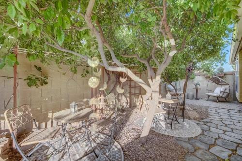 a table and chairs sitting under a tree at Kiva Cove Pool & Sun Loungers on the Patio in Mesa