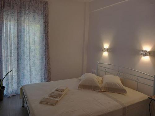 a bedroom with a bed with two towels on it at Agnanti Apartment in Órmos