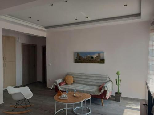 a living room with a bed and a table at Agnanti Apartment in Órmos
