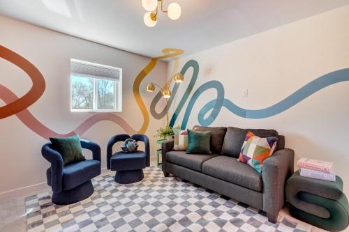 コロラドスプリングスにあるRainbow Road Hot Tub Pikes Peak Views Pac Manのソファと椅子2脚のあるリビングルーム