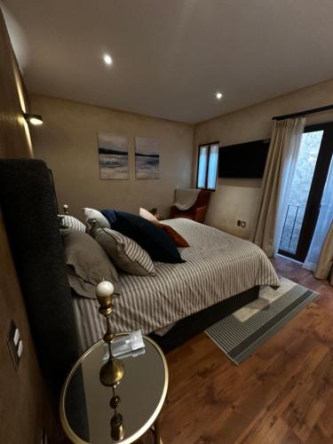 a bedroom with a bed with a table and a couch at Apartamento en Valquirico in Tlaxcala de Xicohténcatl