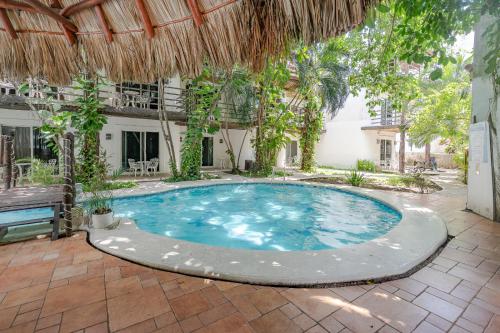 a swimming pool in the middle of a courtyard at MAYAN ART Hotel Boutique - 10Th Ave in Playa del Carmen
