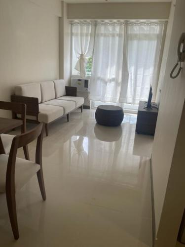 un soggiorno con un divano bianco e un tavolo di Ocean Garden Villas, Boracay New Coast a Boracay