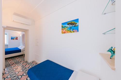a bedroom with a blue couch in a room at A Gradillo holiday rooms in Ravello