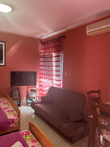 TV a/nebo společenská místnost v ubytování Apartments Klakor