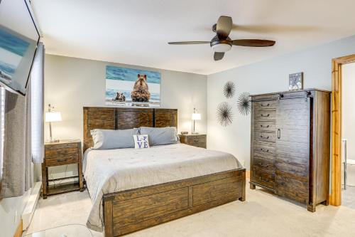 sypialnia z łóżkiem i wentylatorem sufitowym w obiekcie Newly Upgraded Avon Condo with Pool and Hot Tub Access w mieście Avon