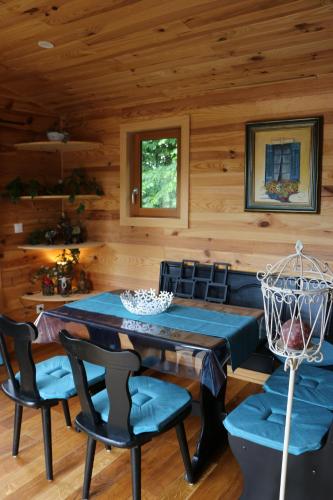 a dining room with a table and chairs at La Roulotte d'Ala-Daims in Nollevaux