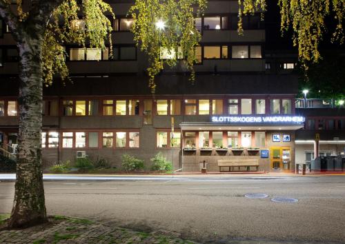 um edifício à noite com uma rua em frente em Slottsskogens Hostel em Gotemburgo