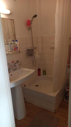 une salle de bain avec une baignoire, un lavabo et une douche dans l'établissement Studio calme, à Carnac