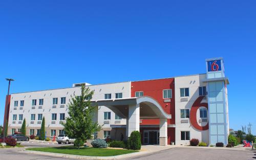 a building with a sign on the side of it at Motel 6-Mankato, MN in Mankato
