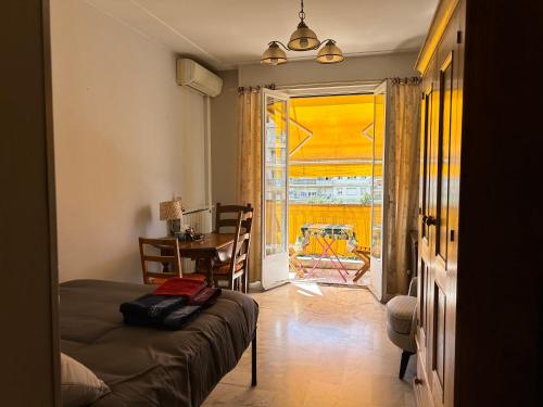 une chambre avec un lit, une table et une fenêtre dans l'établissement Studio style vintage à Nice, à Nice