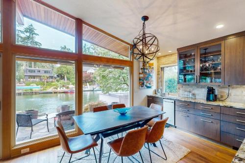 Η κουζίνα ή μικρή κουζίνα στο Luxury on the Lake