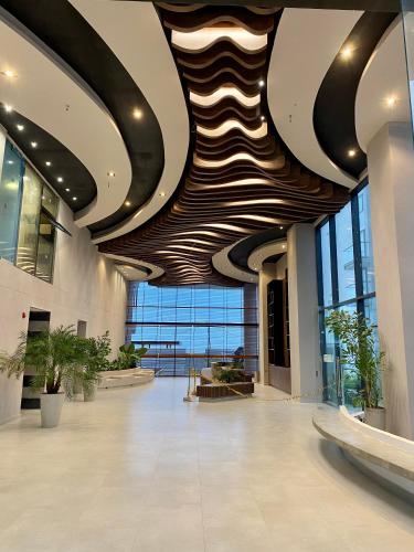 a lobby with a spiral ceiling in a building at Excepcional-ApartaSuite-vista al Mar-2 camas in Santa Marta
