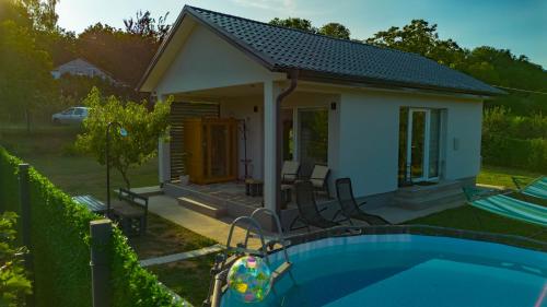 Bazén v ubytování Oaza Spa Fruska Gora nebo v jeho okolí