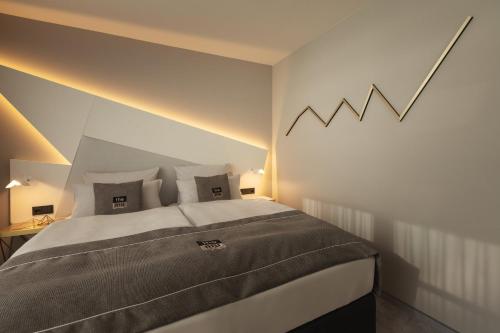 a bedroom with a large bed in a room at Holiday Inn - the niu, Coin Frankfurt Ostend by IHG in Frankfurt/Main