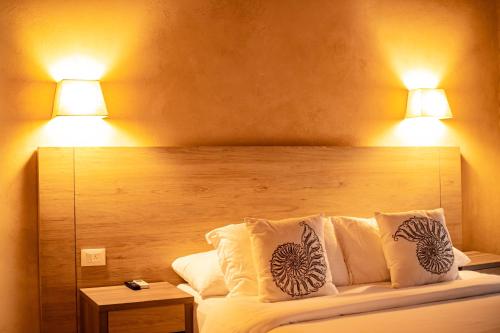 a bedroom with two lights on top of a bed at Portales del Tayrona Garden Hotel in Calabazo