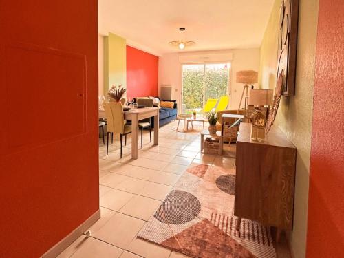 un couloir avec un salon et une salle à manger dans l'établissement Élégance Moderne centre, neuf avec jardin, à Gujan-Mestras