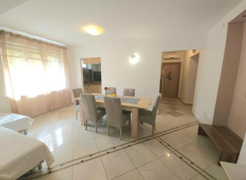 Dvosobni apartman u blizini centra grada