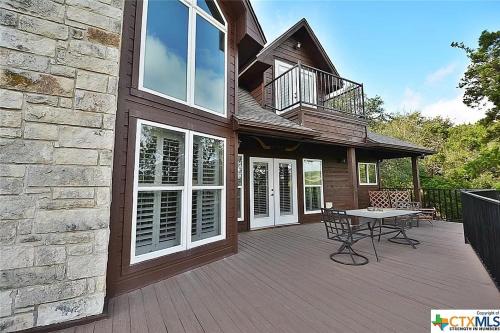 Casa con terraza de madera con mesa en CL 1181 Cypress Ridge, en Canyon Lake