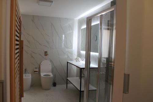 Ein Badezimmer in der Unterkunft FALSTAFF Rooms & Suites