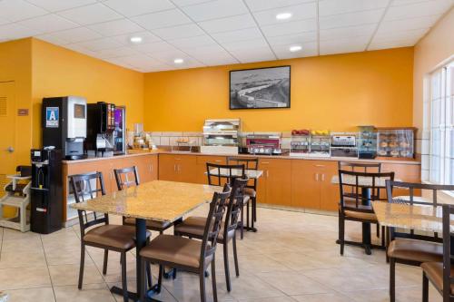 Кухня или мини-кухня в Best Western Plus Country Park Hotel
