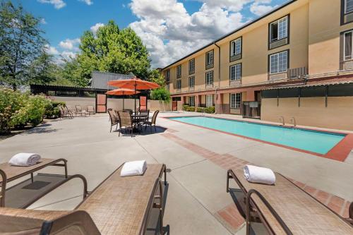 Бассейн в Best Western Plus Country Park Hotel или поблизости
