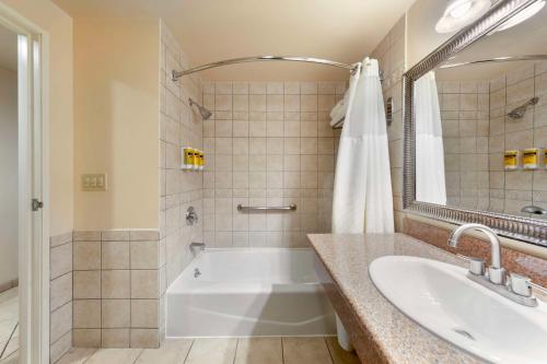 Ванная комната в Best Western Plus Country Park Hotel