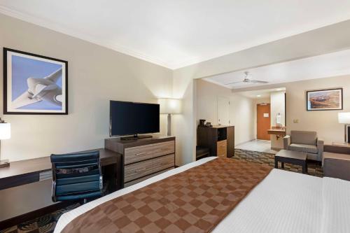 Телевизор и/или развлекательный центр в Best Western Plus Country Park Hotel