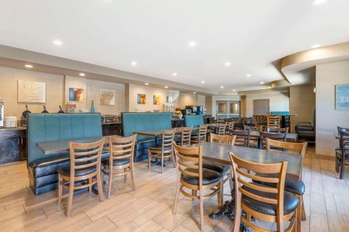 Ein Restaurant oder anderes Speiselokal in der Unterkunft Best Western Plus Oceanside Palms 