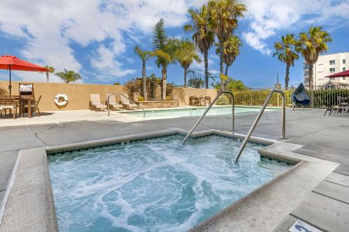 Bazén v ubytování Best Western Plus Oceanside Palms nebo v jeho okolí