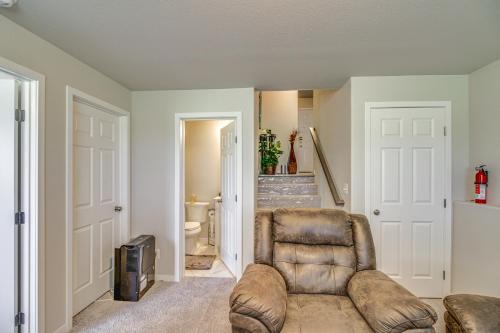 Posezení v ubytování 13 Mi to Dtwn Fargo North Dakota Family Home!