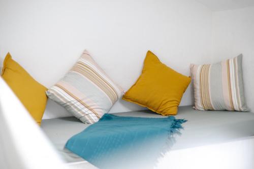 - un ensemble d'oreillers assis sur un mur blanc dans l'établissement Studio Strasbourg centre, à Strasbourg