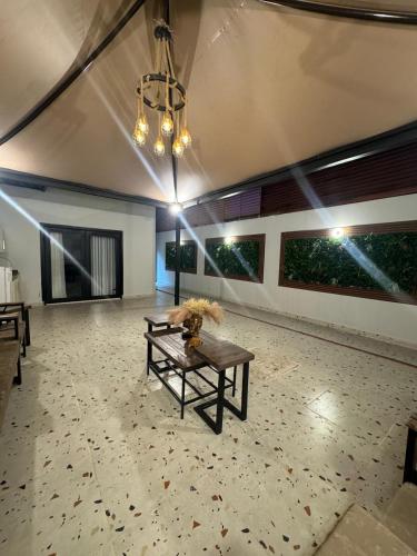 a large room with a table and a chandelier at شاليهات جولدن الفندقية in Al-Salam