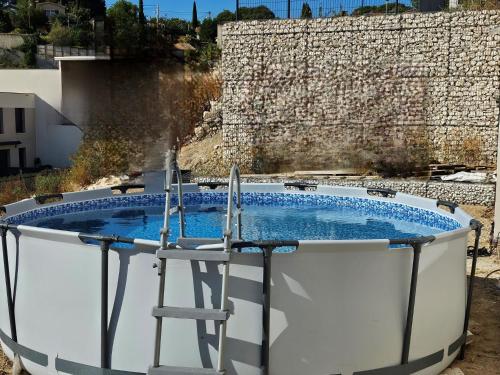 un jacuzzi au milieu d'un bâtiment dans l'établissement 50 nuances de bleu, à Marseille