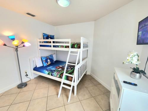 Orlando villa private pool/hot tub close to Disney photo 26