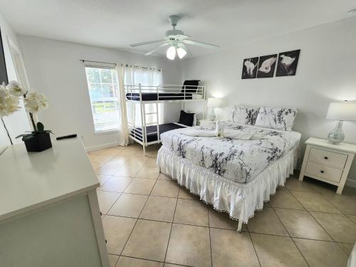 Una cama o camas en una habitación de Orlando villa private pool/hot tub close to Disney