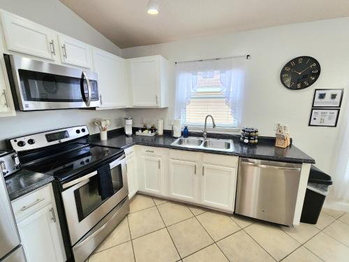 Orlando villa private pool/hot tub close to Disney photo 43