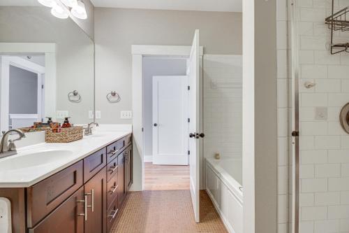 Ένα μπάνιο στο Vibrant Downtown Cincinnati Townhome with Sauna!