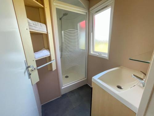 une salle de bain avec un lavabo et une douche dans l'établissement Bungalow - La Petite Sibérie - Nature - Familial, à Mazet-Saint-Voy