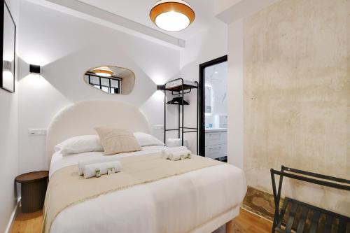 - une chambre blanche avec un grand lit et des draps blancs dans l'établissement Elegant Appartement neuf 2 BDR 6P - Republique, à Paris