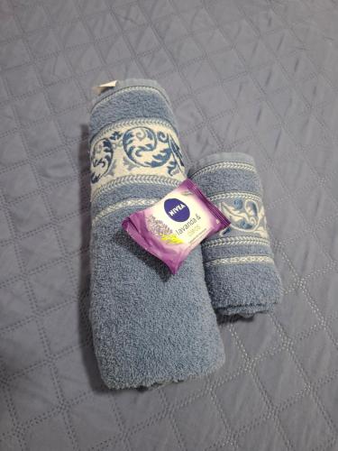a pair of gloves with a packet of toothpaste at Apartamento in Paranoá