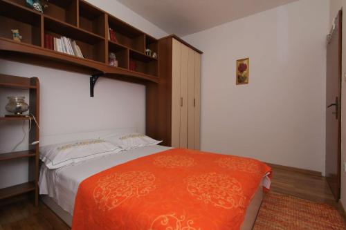 Apartments with parking space Kastel Sucurac, Kastela - 23495