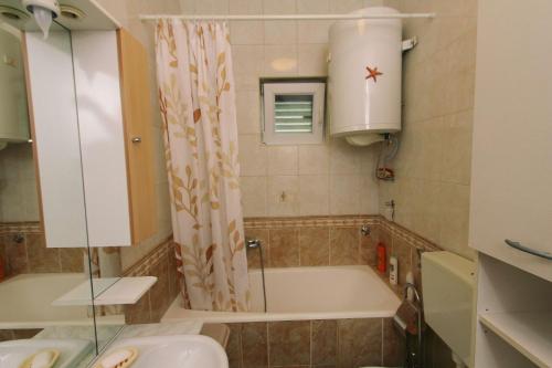 Apartments with parking space Kastel Sucurac, Kastela - 23495