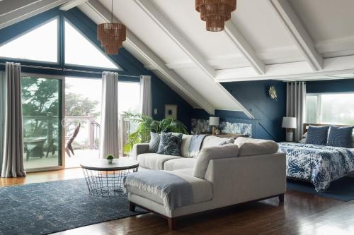 a living room with a white couch and blue walls at Ocean View Inn in Montara